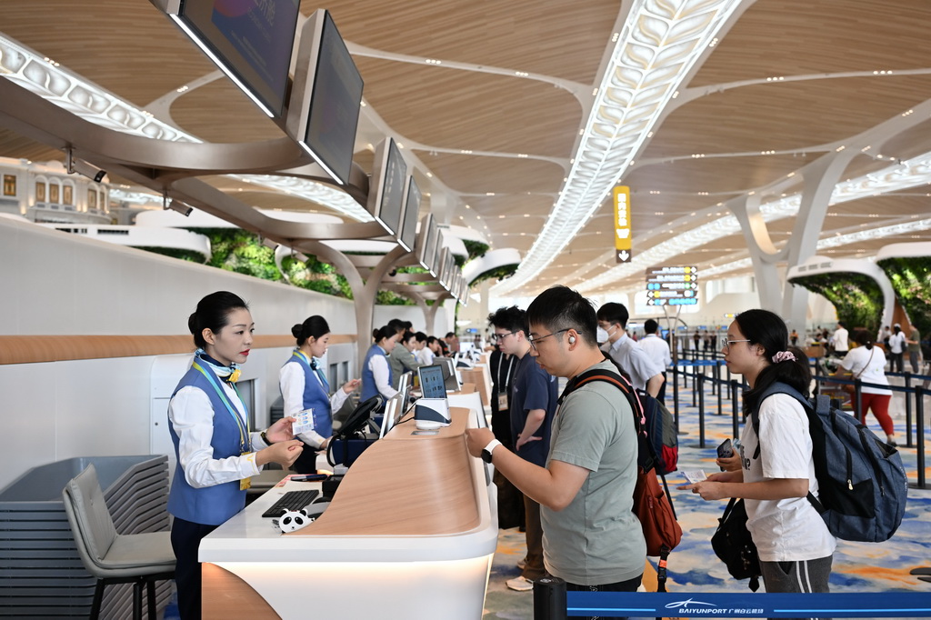 10月30日，在廣州白云機場T3航站樓內，乘坐東方航空MU6308首航航班的旅客在值機。