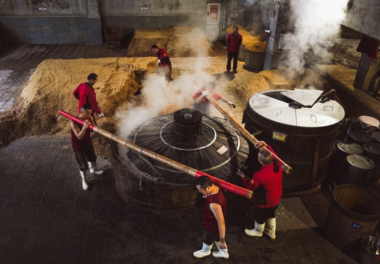 在水井坊博物館，游客可觀看傳統釀造技藝。陳柏全攝
