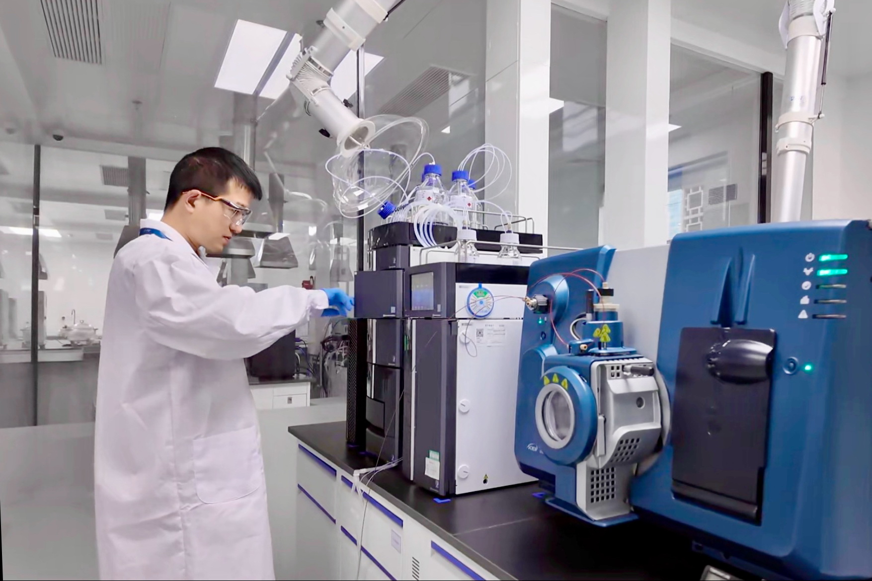 水井坊邛崍全產業鏈基地內，檢驗人員正在對酒樣進行檢測。王聰攝