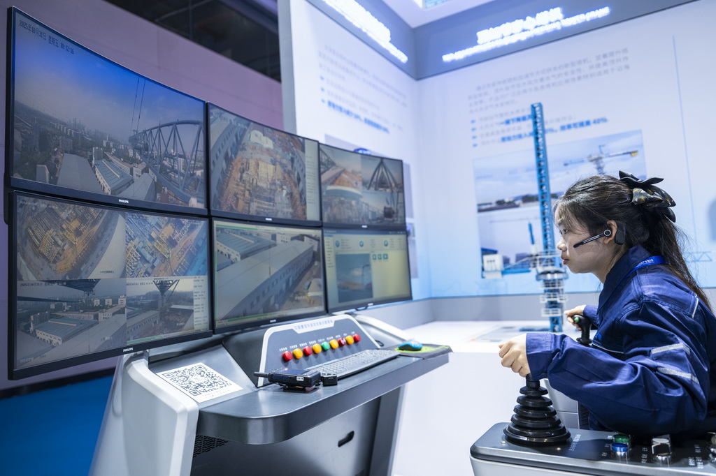 10月31日，在博覽會現場，一名工作人員在展示塔機智能集控系統。