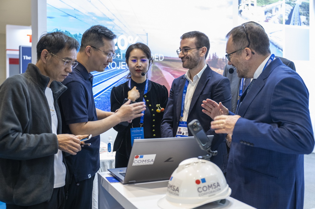 10月31日，觀眾在博覽會現場參觀。