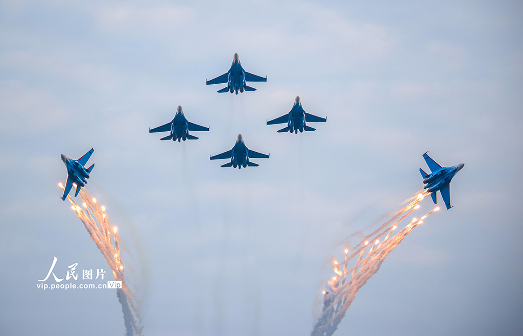 2025年10月31日，南昌瑤湖機場，俄羅斯“勇士”飛行表演隊進行飛行表演。