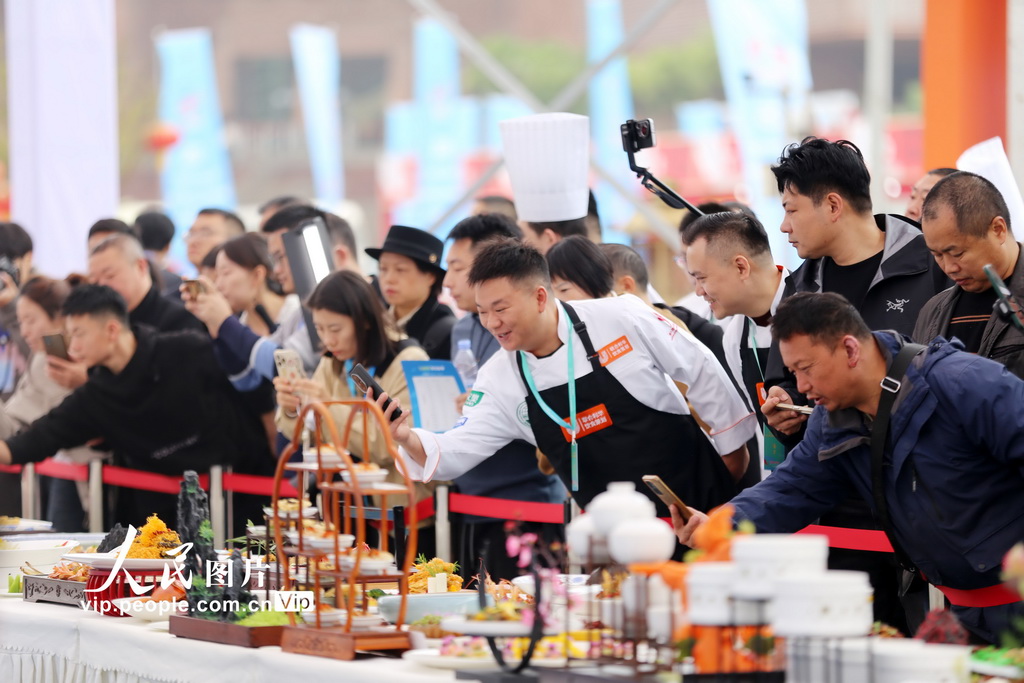 11月1日，2025世界川菜烹飪技能大賽現場，參賽廚師烹飪的傳統川菜擺上餐臺供廚師和嘉賓們學習交流。李華時攝（人民圖片網）