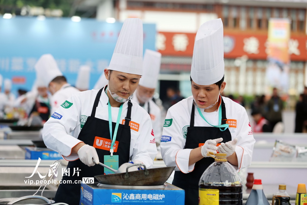 11月1日，2025世界川菜烹飪技能大賽現場，參賽廚師正在烹飪特色菜。李華時攝（人民圖片網）