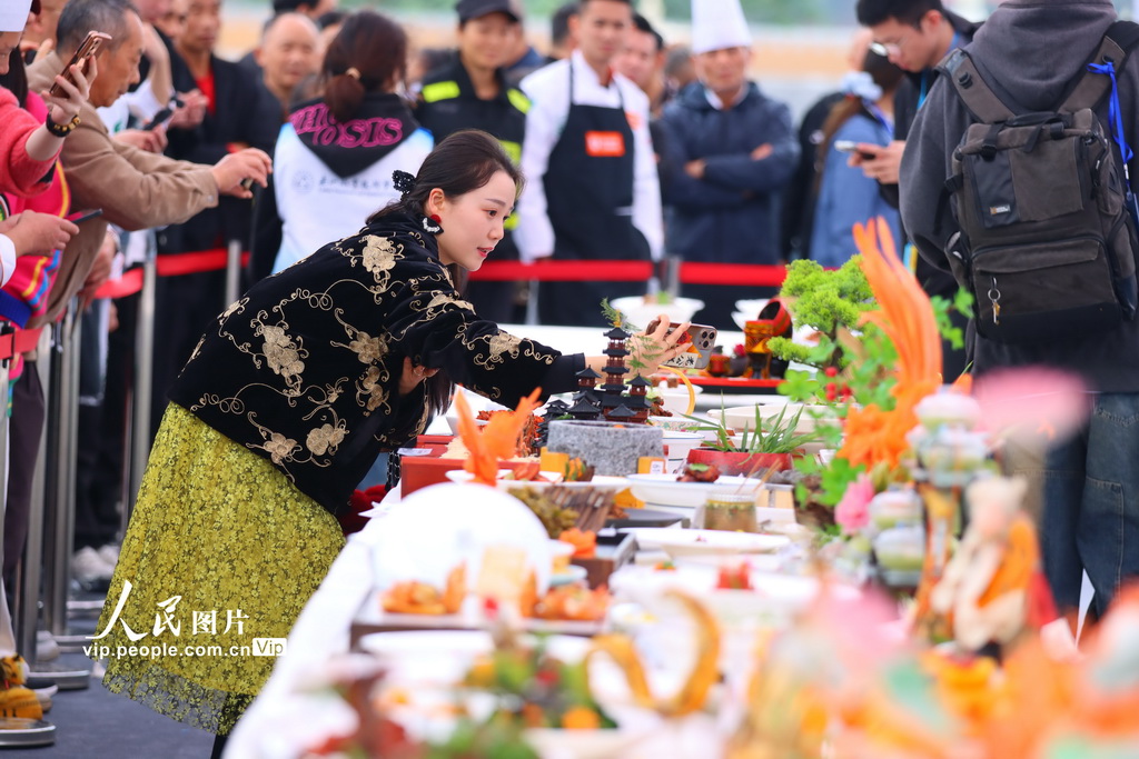 11月1日，2025世界川菜烹飪技能大賽現場，游客在拍攝川菜作品。楊飛攝（人民圖片網）