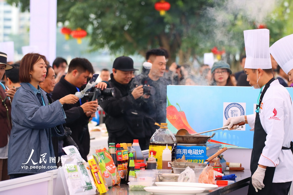 11月1日，2025世界川菜烹飪技能大賽現場，廚師在制作川菜。楊飛攝（人民圖片網）