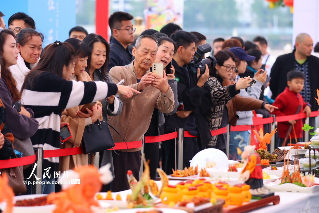 11月1日，2025世界川菜烹飪技能大賽現場，游客在欣賞川菜作品。楊飛攝（人民圖片網）