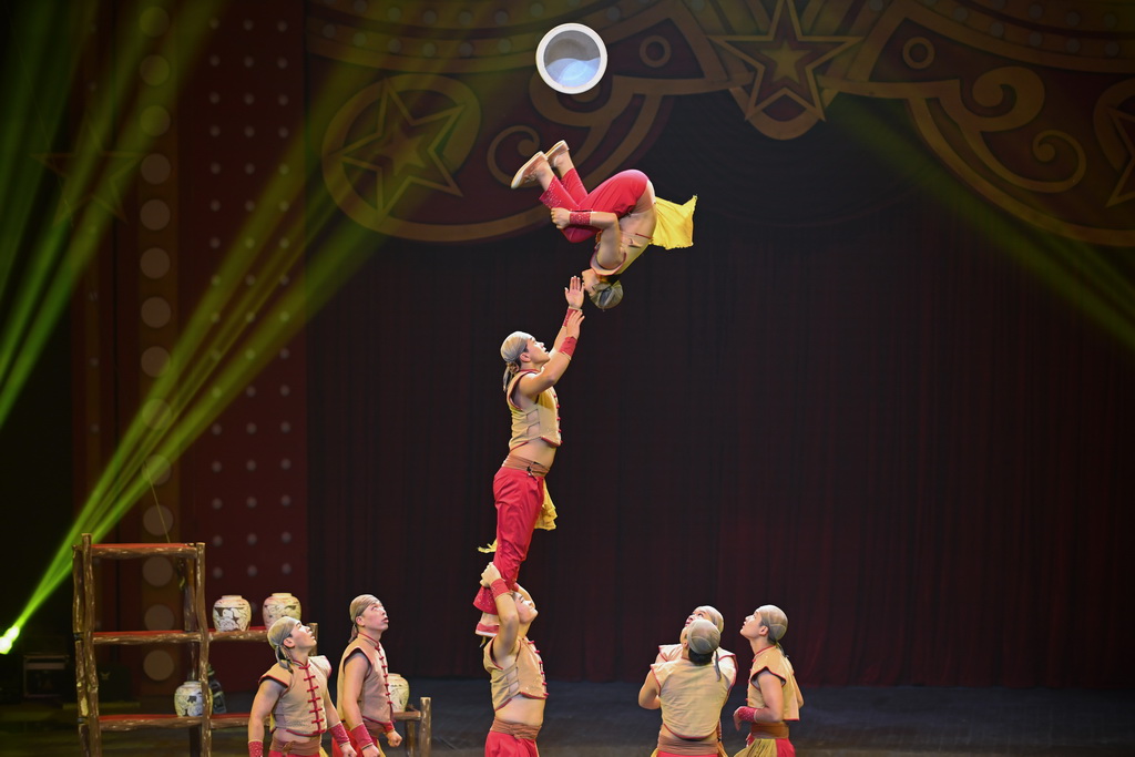 11月1日，演員在第八屆中國國際馬戲節開幕式上表演。