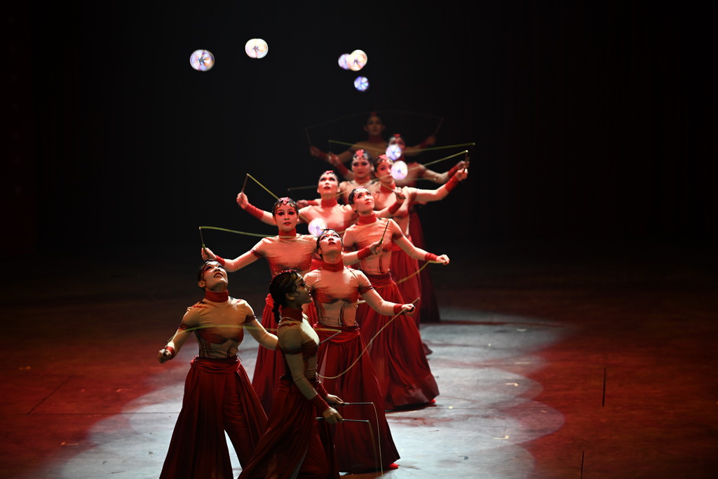 11月1日，演員在第八屆中國國際馬戲節開幕式上表演。