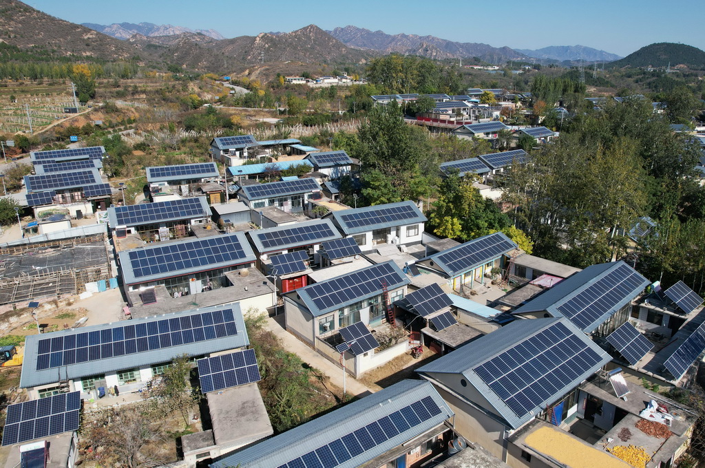 11月2日拍攝的河北省平山縣西柏坡鎮北莊村兆瓦級“光儲”智能微電網示范工程項目中的屋頂光伏發電板（無人機照片）。