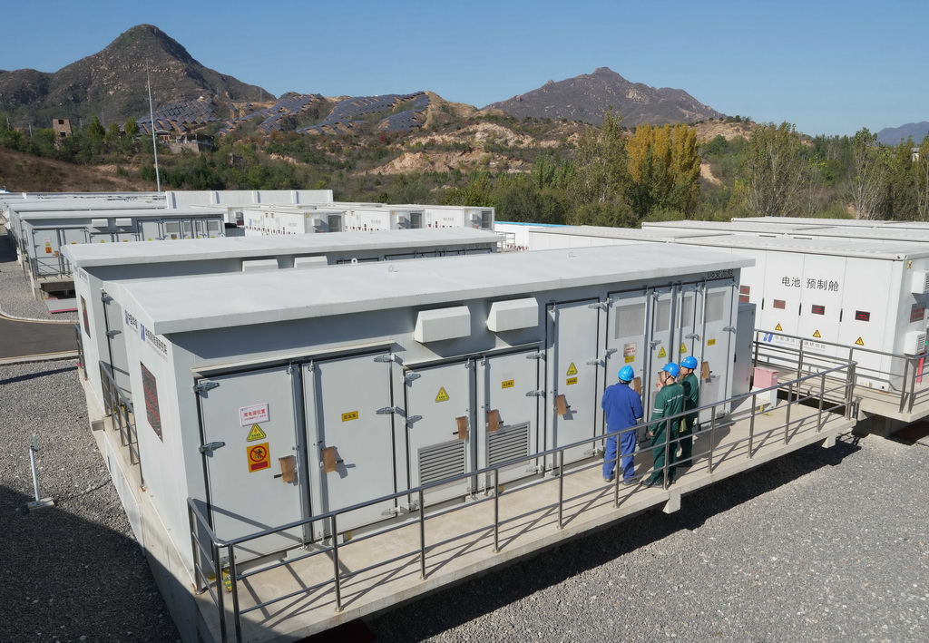 11月2日，國網平山縣供電公司的工人在轄區百兆瓦級儲能電站巡檢。