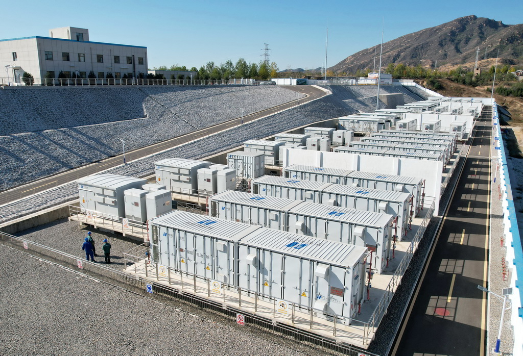 11月2日，國網平山縣供電公司的工人在轄區百兆瓦級儲能電站巡檢（無人機照片）。