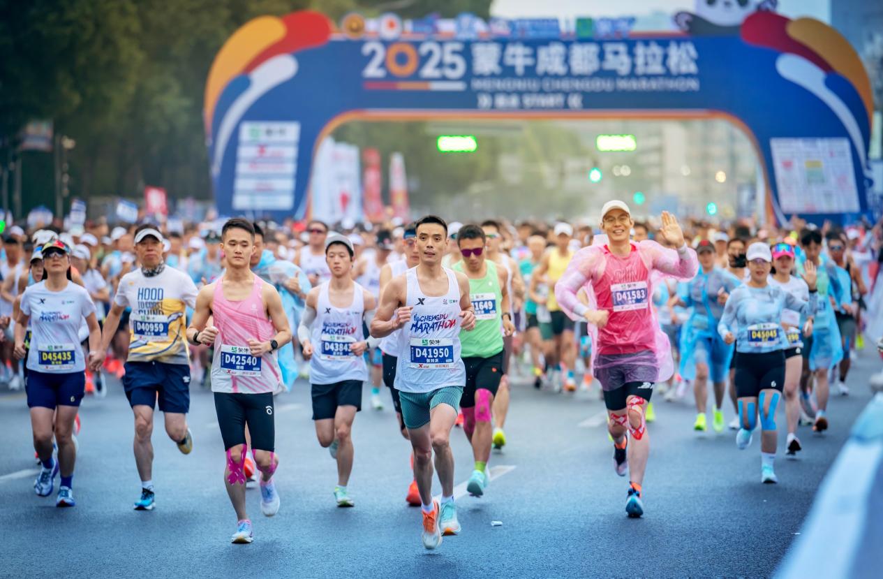 有35000名跑者參加2025成都馬拉松。周巧旻攝