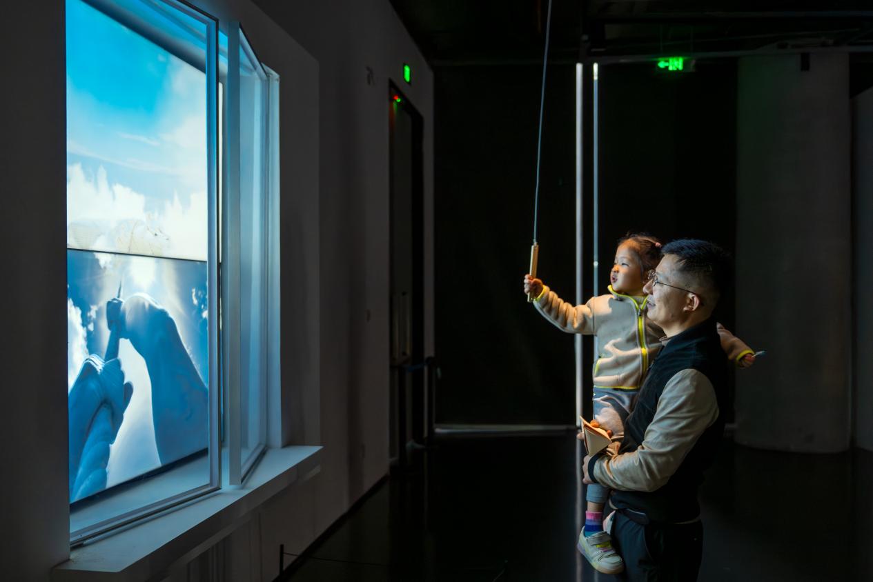 成都市美術館內，觀眾在與展廳內的數字屏與光電裝置進行互動。嘉楠攝