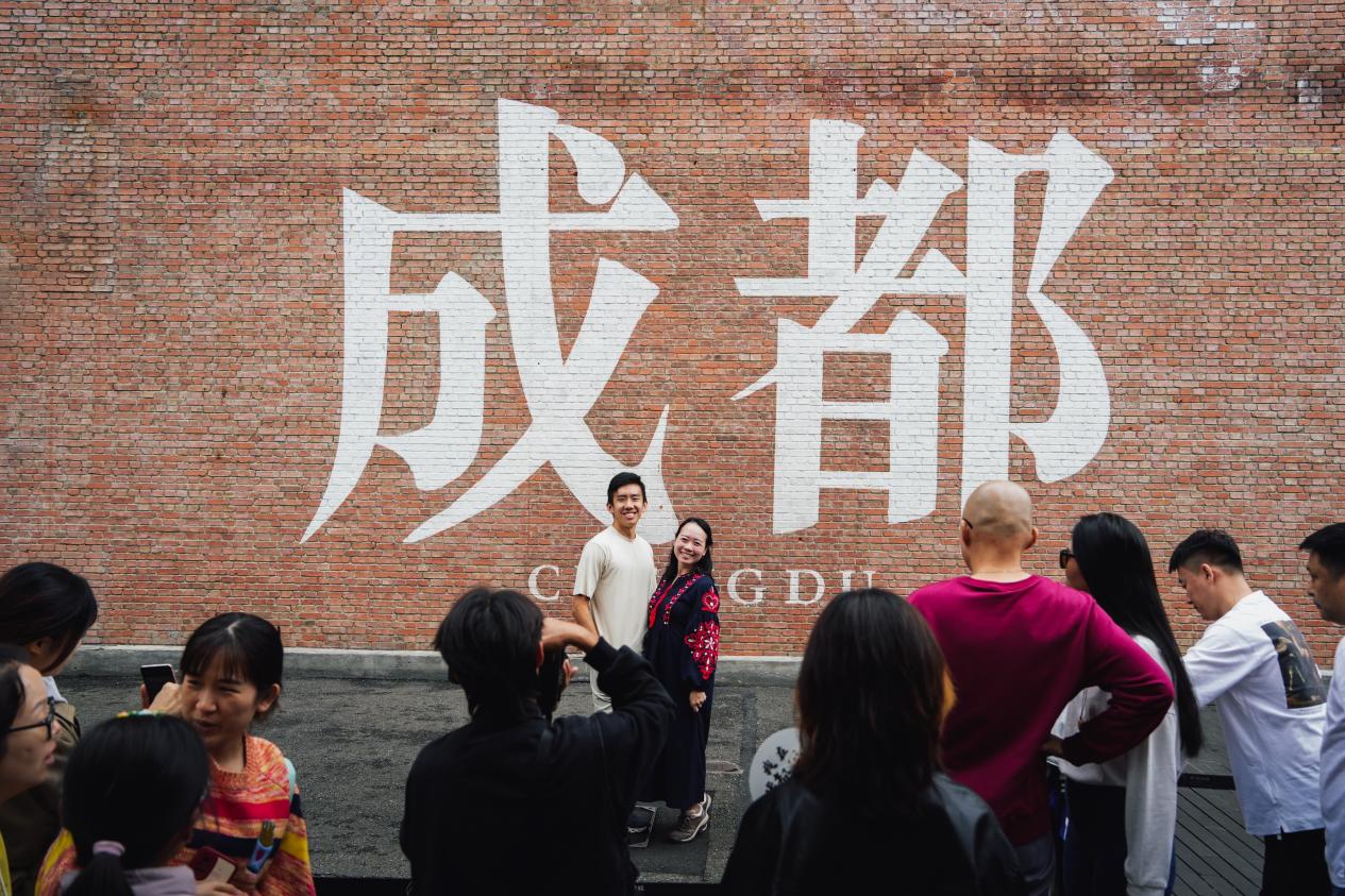 游客在東郊記憶留影。陳柏全攝