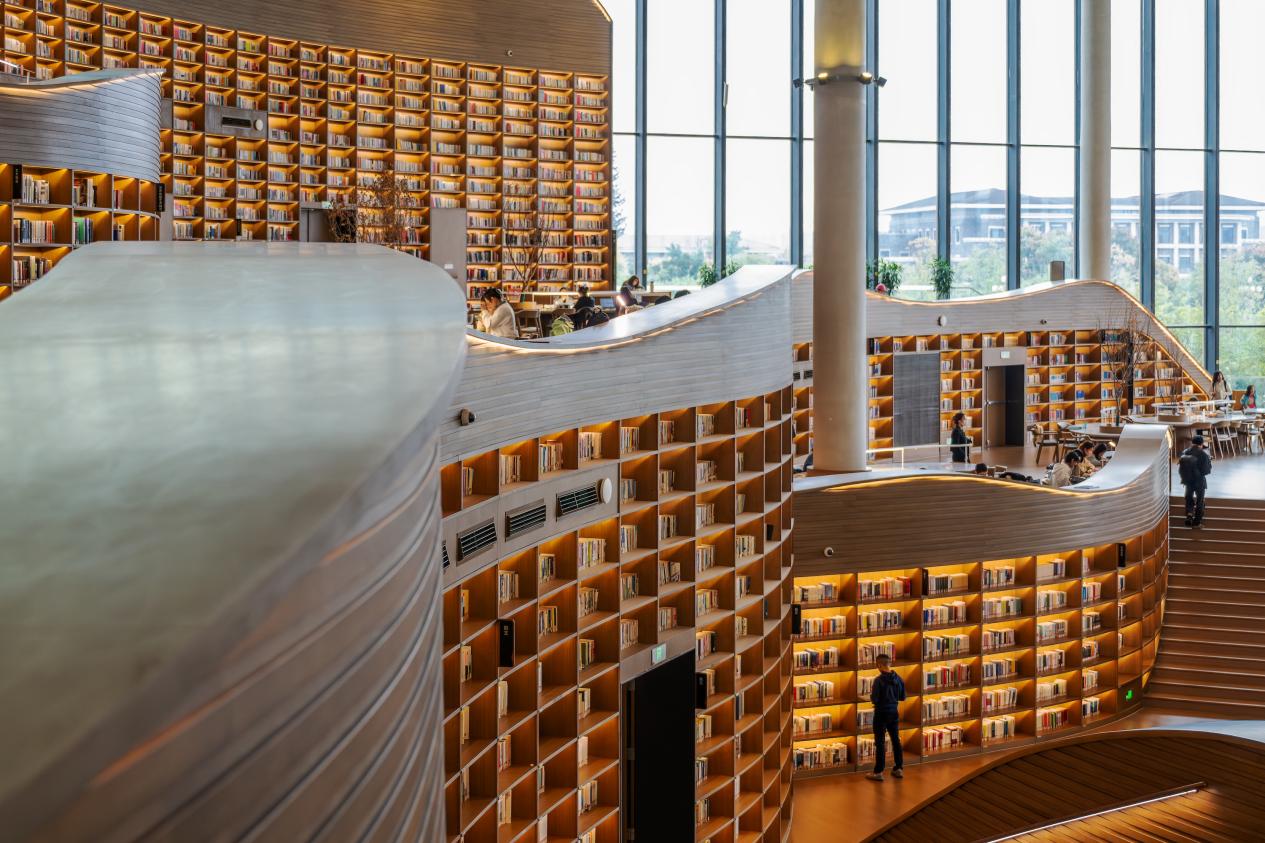 市民在天府人文藝術圖書館內閱讀、學習。嘉楠攝