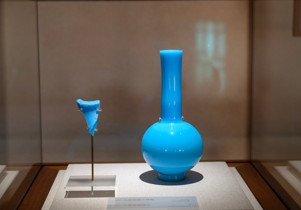這是展出的故宮造辦處舊址出土的天藍玻璃殘片與故宮院藏清代天藍玻璃天球瓶（11月3日攝）。