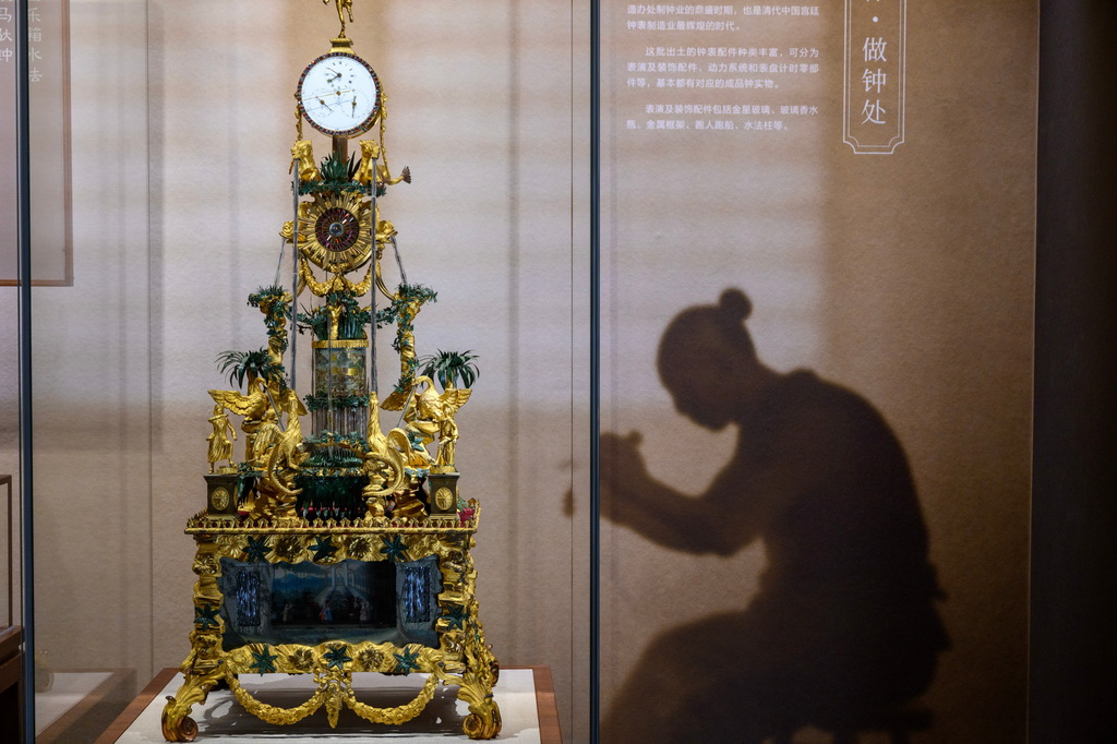 這是展出的銅鍍金樂箱水法跑人雙馬馱鐘（11月3日攝）。