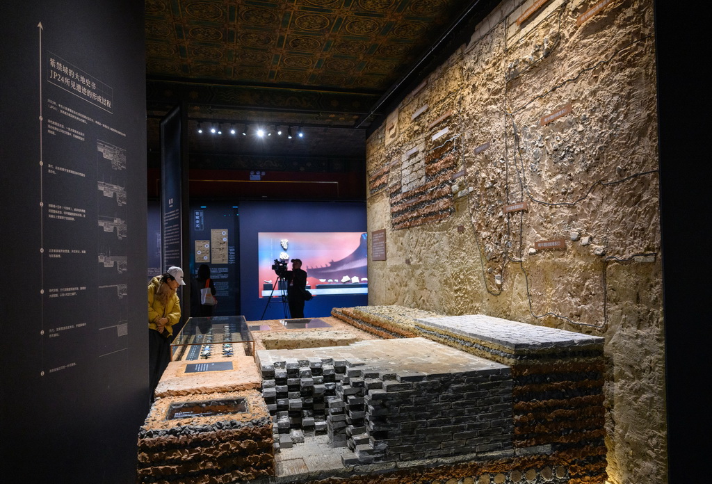 這是展出的故宮造辦處舊址的地層切塊模型（11月3日攝）。