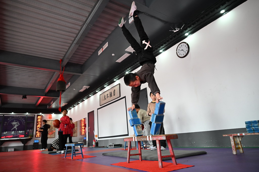 10月28日，河北省滄州市吳橋縣大運河堤頂路沿線張碩雜技小院的學員練習雜技。