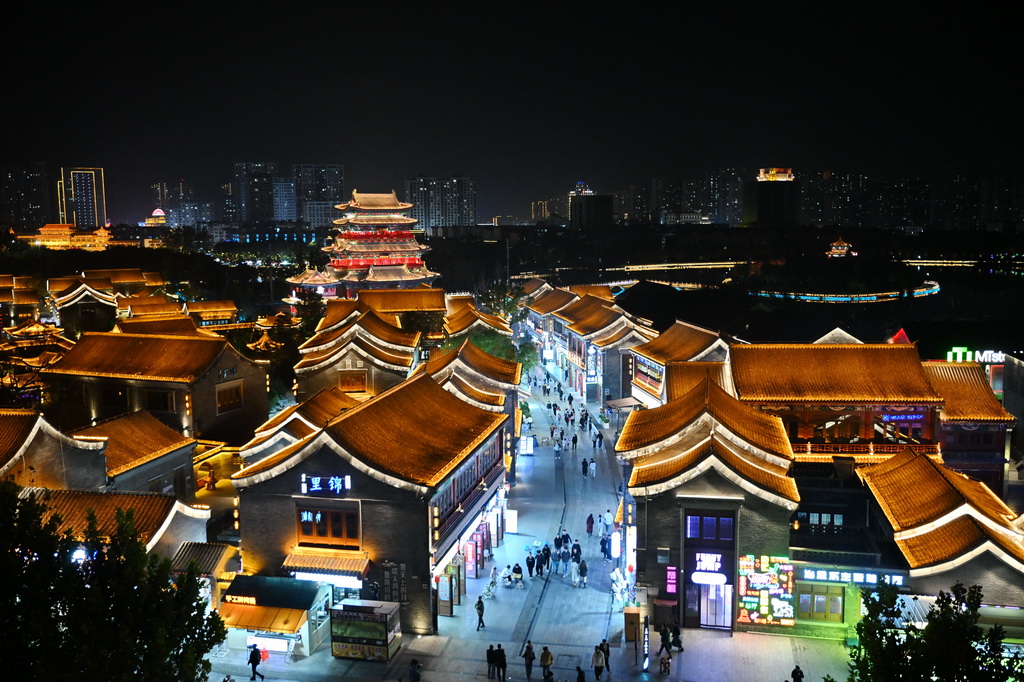 10月29日，游客在河北省滄州市運河區大運河沿線南川老街游覽。