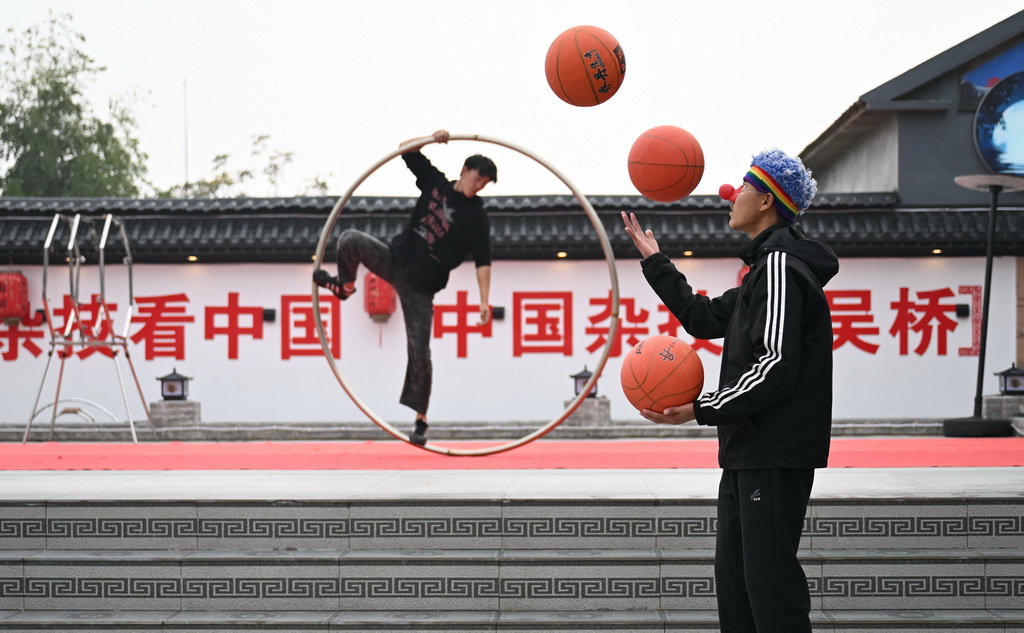 10月28日，河北省滄州市吳橋縣大運河堤頂路沿線張碩雜技小院的學員在練習雜技。