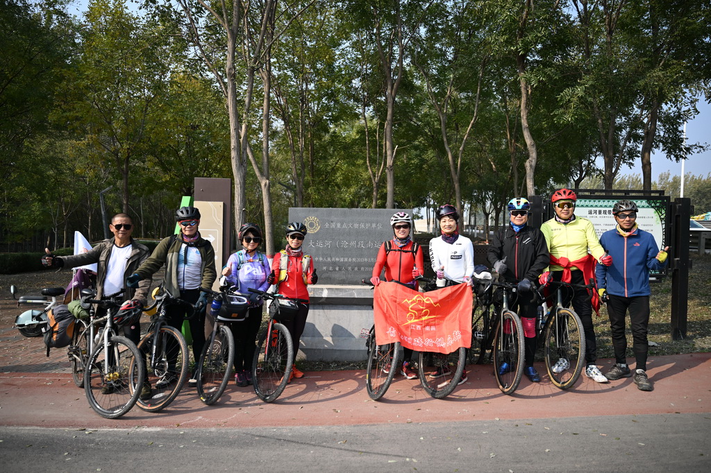 10月29日，一支來自南昌的騎行隊在河北滄州泊頭市大運河堤頂路上合影。
