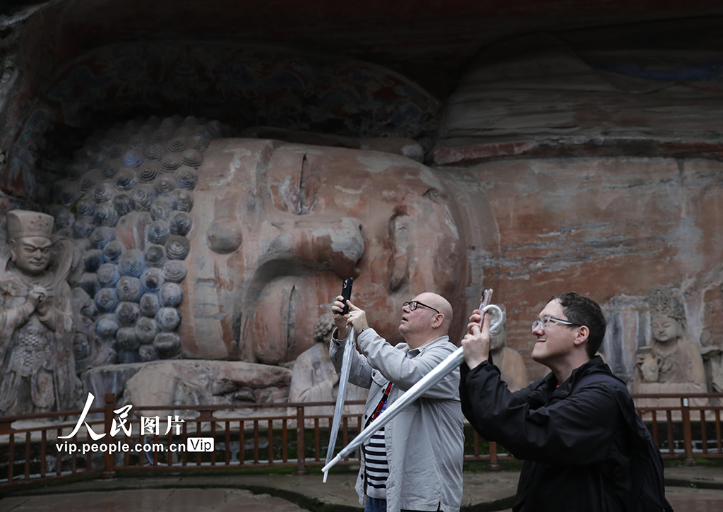 外國游客參觀大足石刻【3】