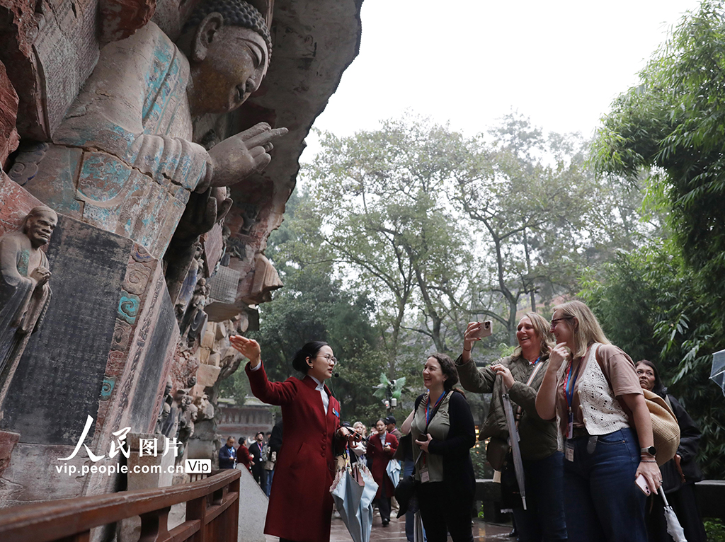 外國游客參觀大足石刻【2】