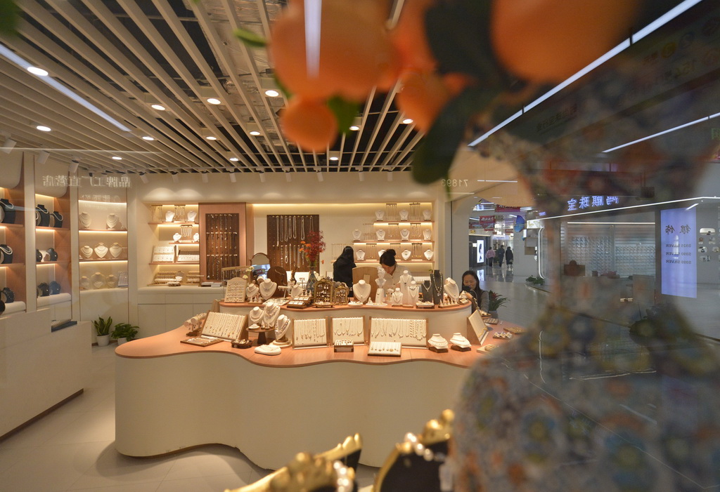 這是10月30日在浙江省義烏市拍攝的全球數貿中心內的一家商店。