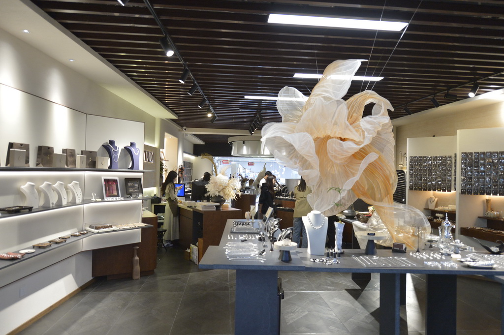 這是10月30日在浙江省義烏市拍攝的全球數貿中心內的一家商店。