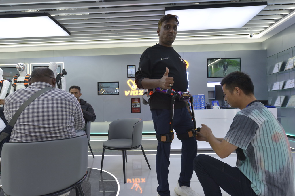 10月30日，在浙江省義烏市全球數貿中心的一家商店內，一名外籍商人試穿機械外骨骼。