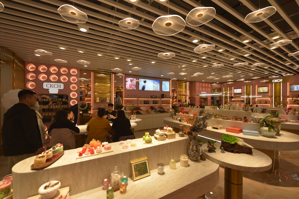 這是10月30日在浙江省義烏市拍攝的全球數貿中心內的一家商店。