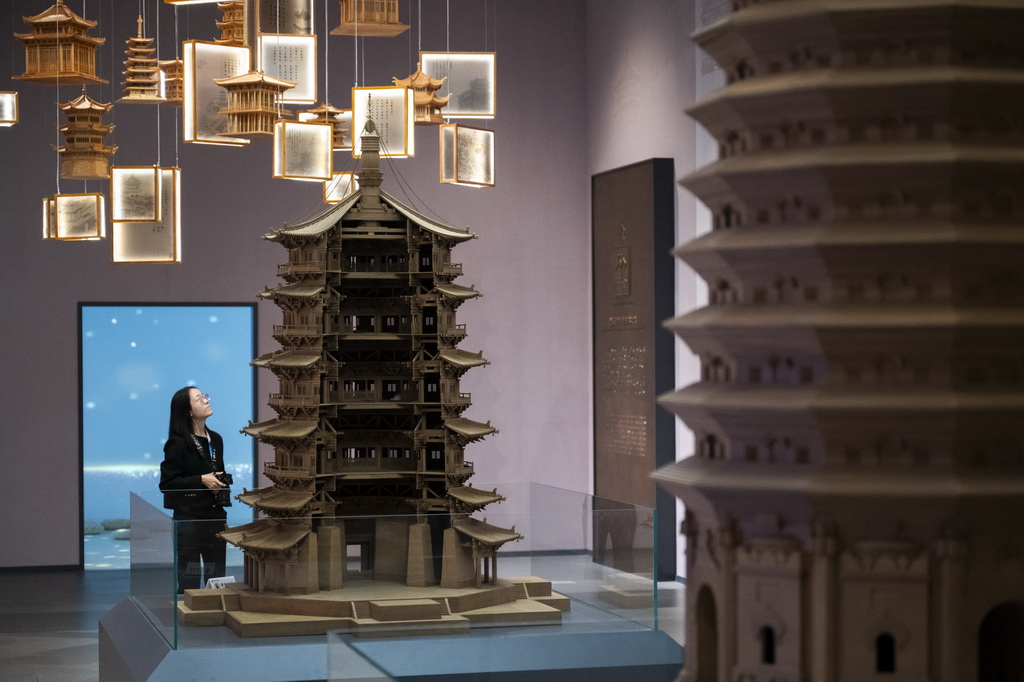 11月4日，觀眾在中國建筑科技館古代建筑展廳參觀。