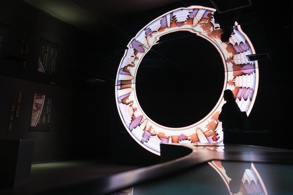 11月4日，觀眾在中國建筑科技館古代建筑展廳參觀。