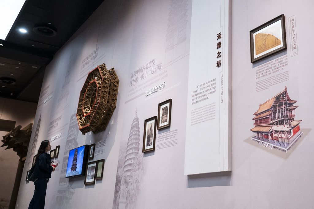 11月4日，觀眾在中國建筑科技館古代建筑展廳參觀。