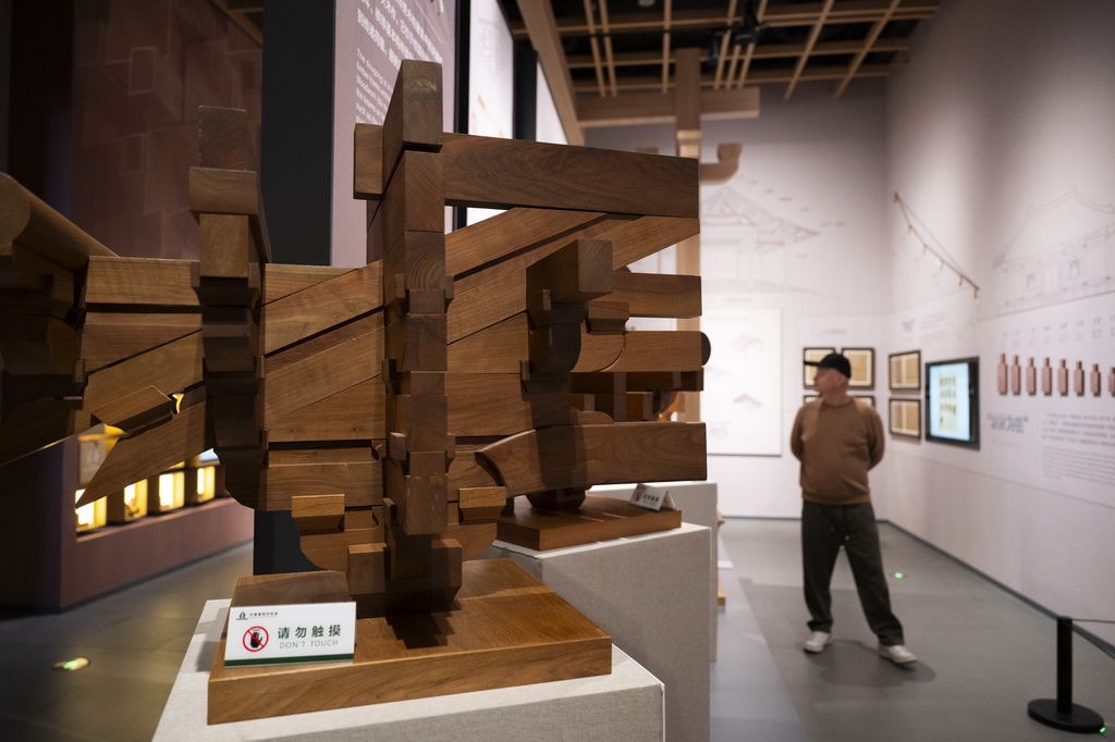 11月4日，觀眾在中國建筑科技館古代建筑展廳參觀。