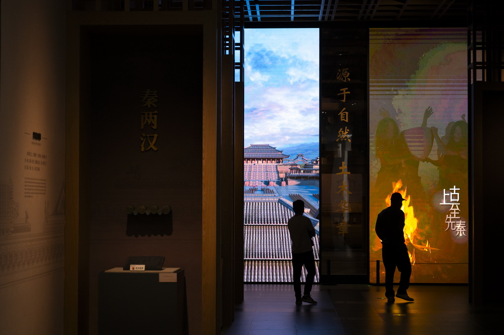 11月4日，觀眾在中國建筑科技館古代建筑展廳參觀。