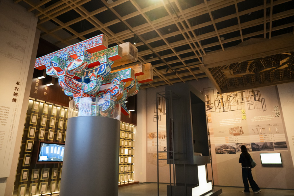 11月4日，觀眾在中國建筑科技館古代建筑展廳參觀。