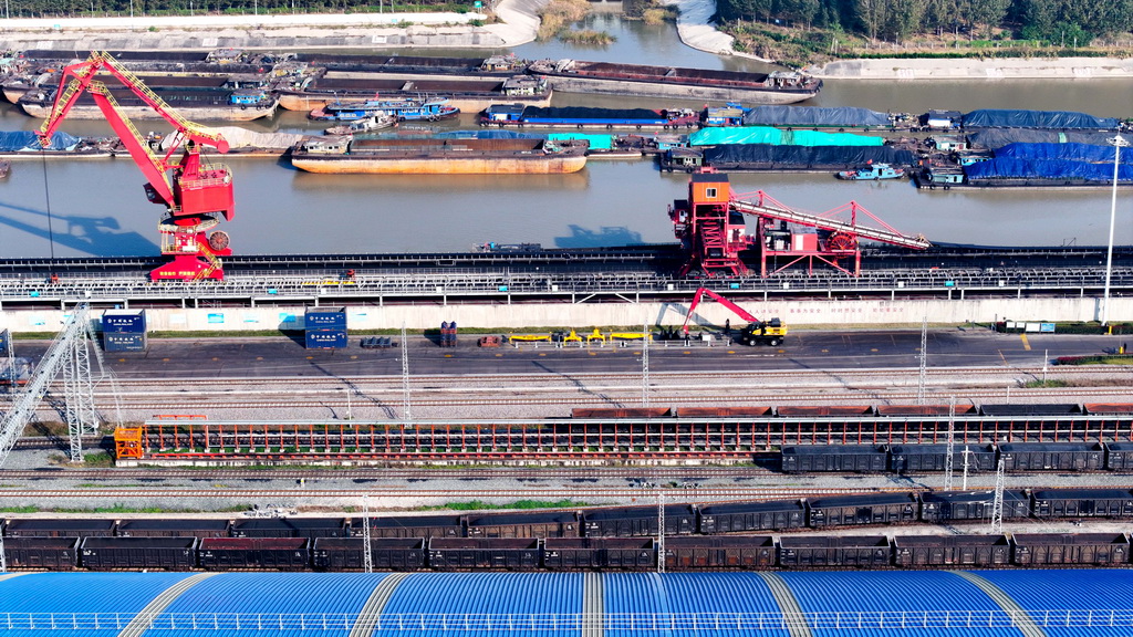 11月5日，在山東濟寧港航梁山港，貨船排隊等待裝運煤炭（無人機照片）。