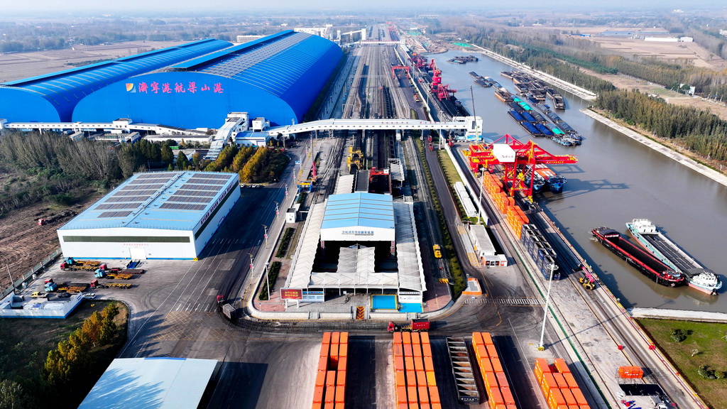 11月5日拍攝的山東濟寧港航梁山港，該港儲煤倉常態化儲煤能力70萬噸（無人機照片）。