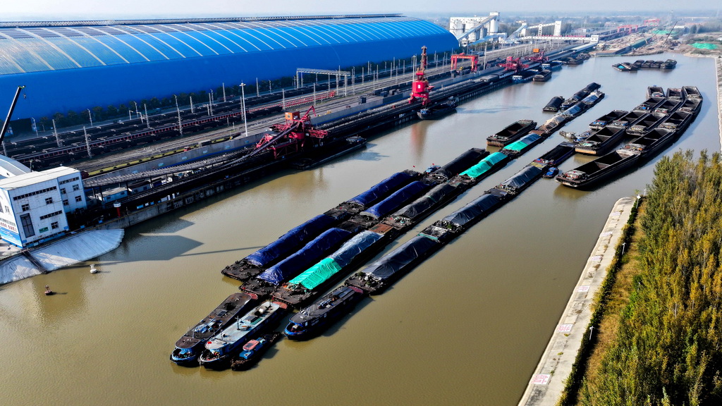 11月5日，在山東濟寧港航梁山港，貨船排隊等待裝運煤炭（無人機照片）。