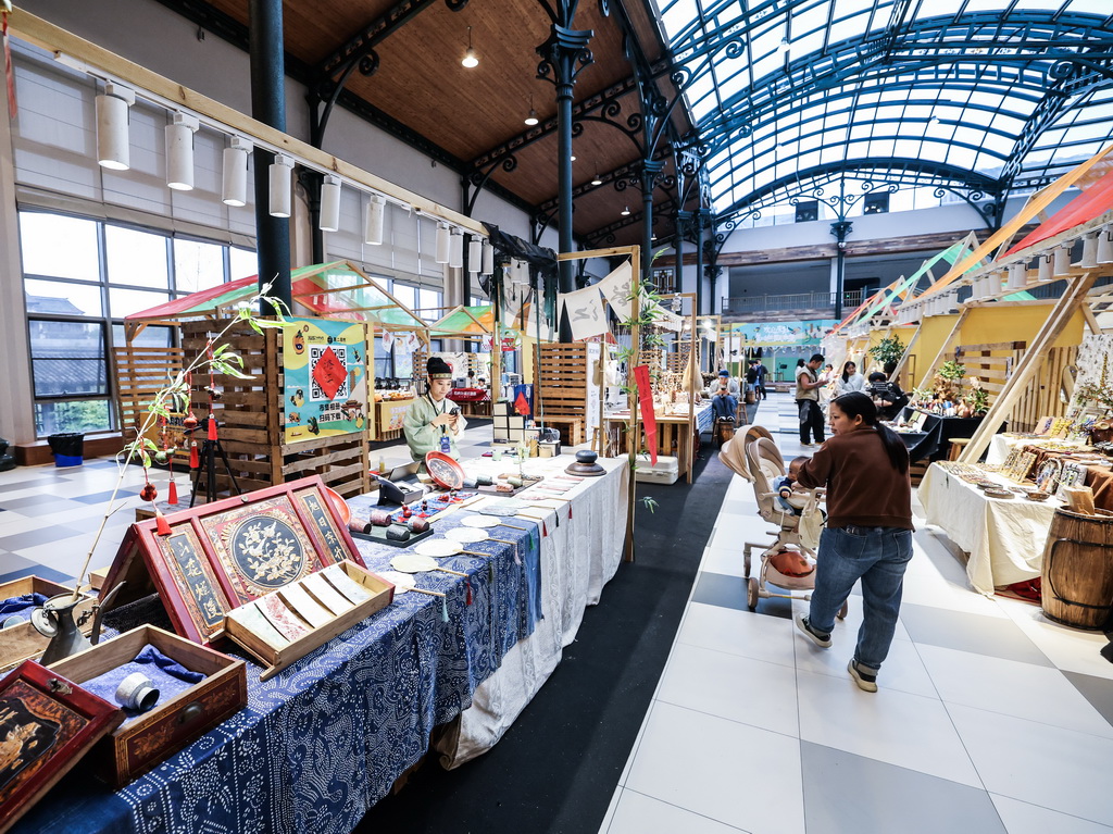 11月5日，游客在濮院時尚古鎮參觀互聯網生活嘉年華靈感生活集的匠人市集。