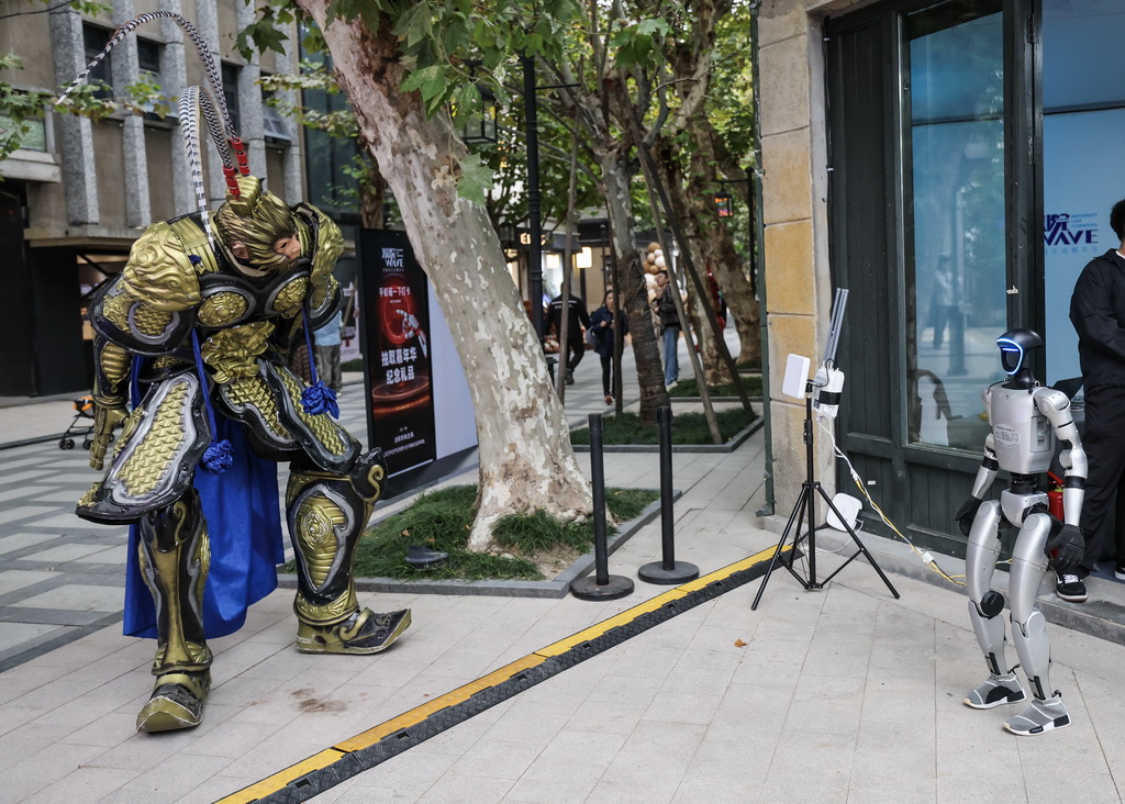 濮院時尚古鎮互聯網生活嘉年華上的機器人互動展示（11月5日攝）。