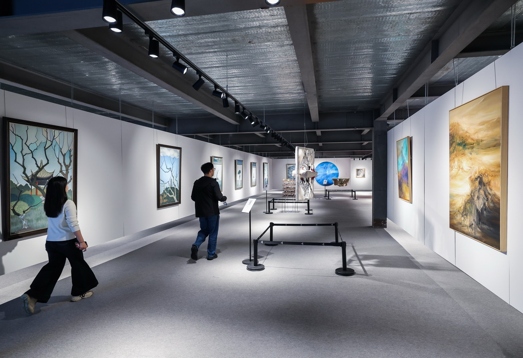 11月5日，游客在濮院時尚古鎮的互聯網生活嘉年華觀看藝術展。