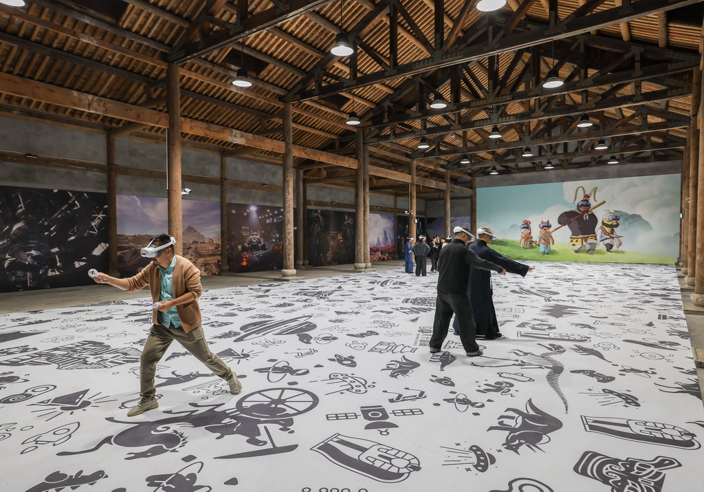 11月5日，游客在濮院時尚古鎮的互聯網生活嘉年華體驗VR游戲。