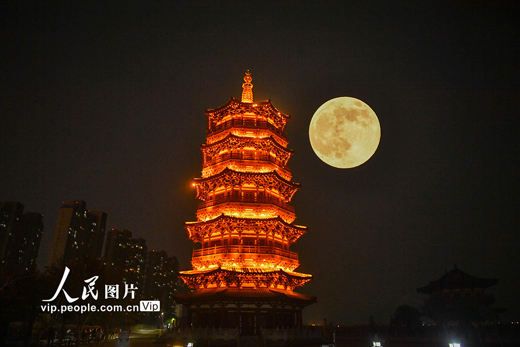 2025年11月5日，“超級月亮”與河南省洛陽市瀍河區朱櫻塔相映成景（二次曝光）。李衛超攝（人民圖片網）