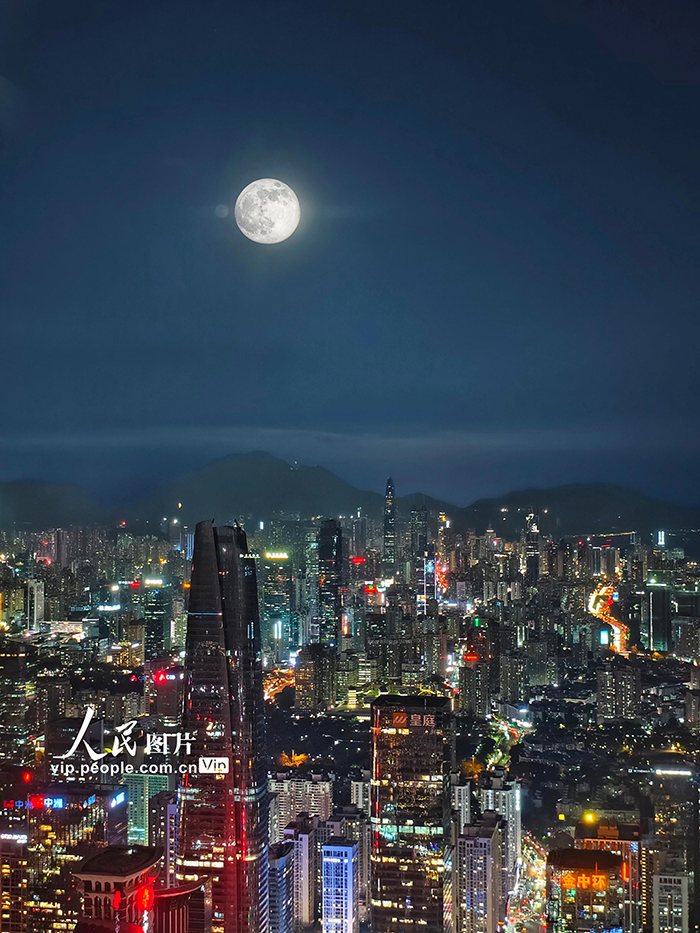 2025年11月5日，在廣東深圳平安金融中心拍攝的“超級月亮”與城市建筑交相輝映。王昭博攝（人民圖片網）