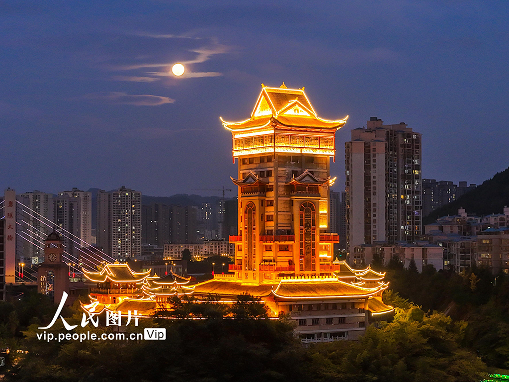 2025年11月5日，在貴州省畢節市七星關區同心城市公園拍攝的“超級月亮”。王洋攝（人民圖片網）