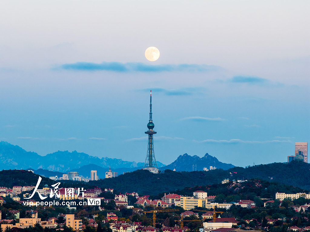 2025年11月5日傍晚，山東青島上空出現“超級月亮”，皓月當空，美不勝收。楊雪梅攝（人民圖片網）
